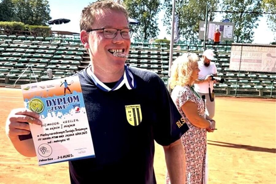 Freiberger Tennisspieler darf in Polen erneut jubeln - Grund zum Strahlen: Alexander Kreller nach dem erneuten Turniersieg in Zielona Gora.