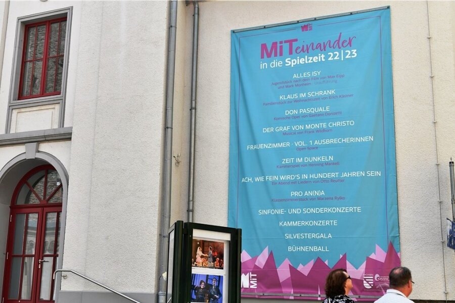 Die beiden neuen Spielzeit-Banner am Freiberger Theater am Buttermarkt - hier das rechte - künden davon: Im Mittelsächsischen Theater beginnt eine neue Spielzeit - mit neuem Programm, neuen Farben, neuen Namen und neuem Logo. 