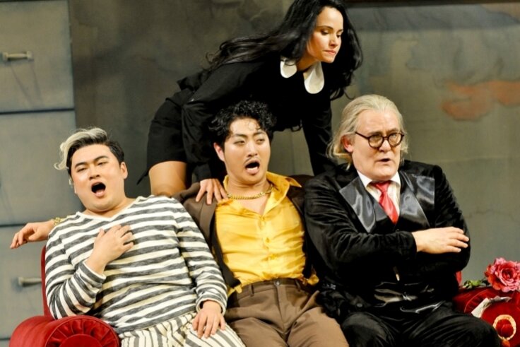Die Komische Oper "Don Pasquale" - hier eine Szene mit Elias Gyungseok Han (inzwischen in Bremen), Juyoung Mun, Lindsay Funchal und Frank Blees - steht auch in der neuen Spielzeit auf dem Spielplan. 