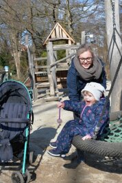 Freiberger Tierpark wieder für alle offen - Kati Gläser und ihre dreijährige  Tochter Caroline  waren am Mittwoch auf dem Spielplatz am Tierpark anzutreffen.