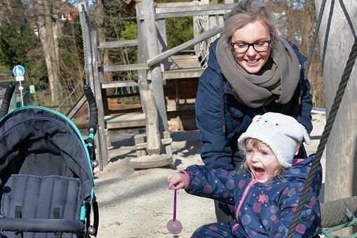 Freiberger Tierpark wieder für alle offen - Kati Gläser und ihre dreijährige  Tochter Caroline  waren am Mittwoch auf dem Spielplatz am Tierpark anzutreffen.
