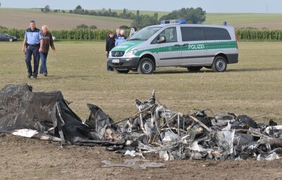 Freiberger und sein Co-Pilot sterben bei Flugzeugabsturz - Halsbrücke. Beim Absturz eines Ultraleichtflugzeuges sind am Montagfrüh im Landkreis Mittelsachsen zwei Menschen ums Leben gekommen.