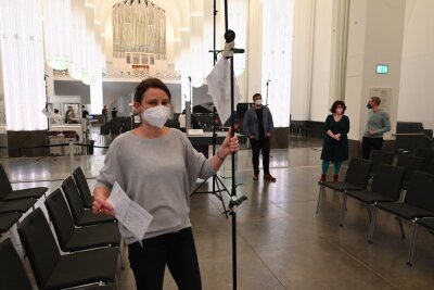 Freiberger Wissenschaftler beschäftigen sich mit dem Singen unter Coronabedingungen - Dr. Katrin Bauer beim Umsetzen der Messsonden.