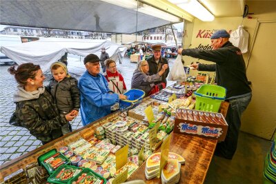 Freiberger Wochenmarkt: Wo ist Käse-Maik? - Archivfoto von 2017: Jan Förster von der Firma Käse-Maik (r.) freut sich über treue Stammkundschaft.