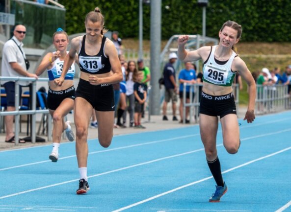Schnelle junge Dame: Clea Lorenz (r./Nr. 295) vom Freiberger PSV sprintete bei den U-16-Landesmeisterschaften im Stadion am Schwanenteich in Mittweida über 100 Meter auf Platz 2. 