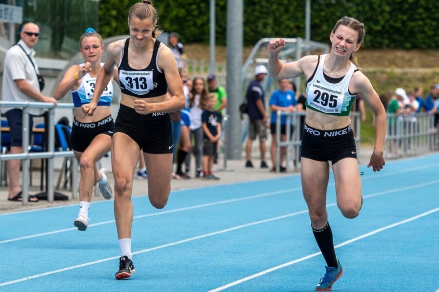 Freibergerinnen sprinten zu Gold - Schnelle junge Dame: Clea Lorenz (r./Nr. 295) vom Freiberger PSV sprintete bei den U-16-Landesmeisterschaften im Stadion am Schwanenteich in Mittweida über 100 Meter auf Platz 2. 