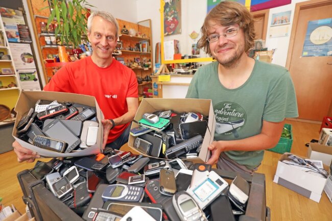 Christian Möls (l.) und Christian Mädler von der Koordinierungsgruppe "Fairtrade Town Freiberg" zählten die abgegebenen Handys.