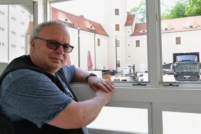 Freibergs Kino-Chef: "Kino ist Raum zum Treffen, Lachen, Weinen, Kommunizieren" - Thomas Erler schaut aus dem Filmprojektfenster zu, wie im Schlosshof Leinwand aufgebaut wird.