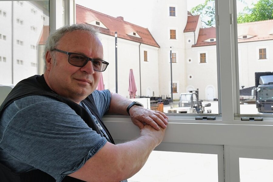Freibergs Kino-Chef: "Kino ist Raum zum Treffen, Lachen, Weinen, Kommunizieren" - Thomas Erler schaut aus dem Filmprojektfenster zu, wie im Schlosshof Leinwand aufgebaut wird.