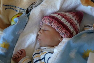 Freibergs Neujahrsbaby ist da - Die kleine Eva erblickte als erstes Baby 2022 das Licht der Welt im Freiberger Krankenhaus. 