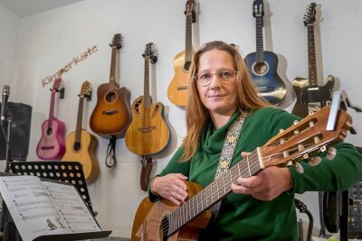Freiberuflerin: "Zukunftsangst? Den Gedanken kann man nicht wegschieben" - Ina Schirmer kann in ihrer "Klimperkiste" in Olbernhau aktuell Jugendliche bis 16 Jahre an der Gitarre unterrichten. Mehr geht nicht. 