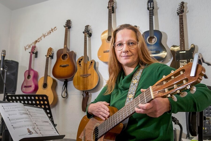 Ina Schirmer kann in ihrer "Klimperkiste" in Olbernhau aktuell Jugendliche bis 16 Jahre an der Gitarre unterrichten. Mehr geht nicht. 