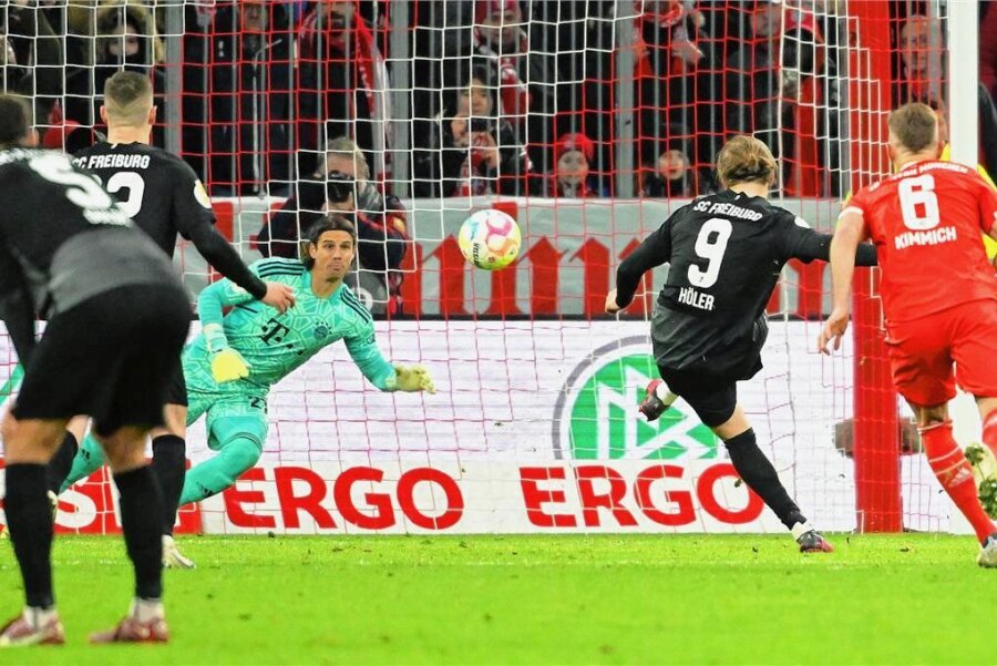 Freiburg wirft die Bayern aus dem DFB-Pokal: Sensation in der 95. Minute - Unter die Latte, mitten hinein ins Freiburger Fußball-Glück: Lucas Höler trifft in der Nachspielzeit zum 2:1 gegen den großen FC Bayern. 