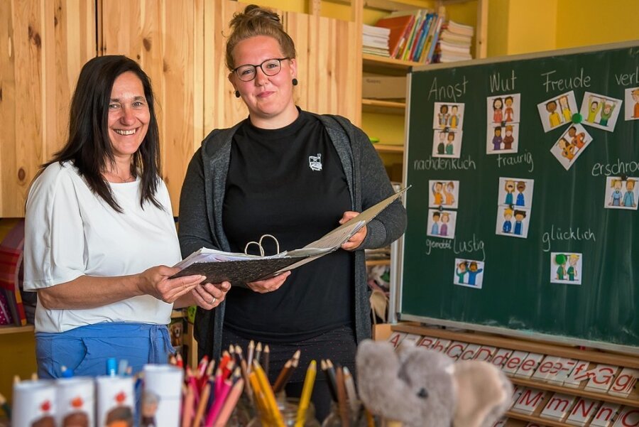 Lena Steinert (rechts) unterstützt seit April das Team der Evangelischen Grundschule in Lippersdorf. Ab kommendem Schuljahr wird auch Irmgard Loh an der Bildungseinrichtung unterrichten. Aufgrund der Anmeldezahlen wird eine zusätzliche Lehrerin dringend benötigt. 