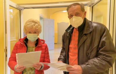 Freie Impftermine sind weiterhin rar - Auch vor der Booster-Impfung kommt der Papierkram: Ilona und Hans-Jürgen Ulbrich aus Neuplanitz haben sich am Montag in Reinsdorf im Haus der Entdecker ihre dritte Spritze geben lassen. 