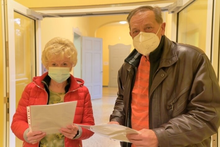 Auch vor der Booster-Impfung kommt der Papierkram: Ilona und Hans-Jürgen Ulbrich aus Neuplanitz haben sich am Montag in Reinsdorf im Haus der Entdecker ihre dritte Spritze geben lassen. 