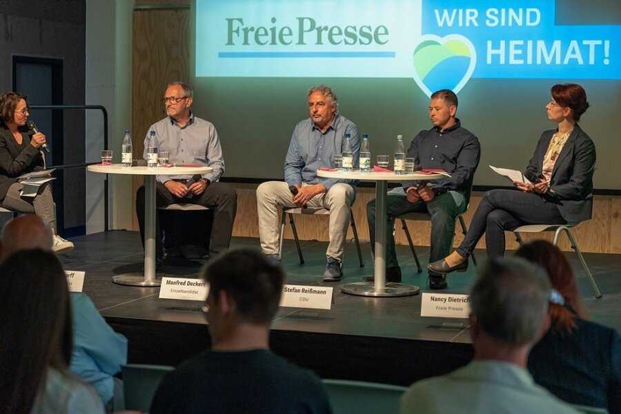 "Freie Presse"-Leserforum in der Kulturfabrik am Freitagabend: Jens Scharff, Manfred Deckert und Stefan Reißmann (von links) stellen sich den Fragen der Redakteurinnen Susanne Kiwitter (links) und Nancy Dietrich (rechts).