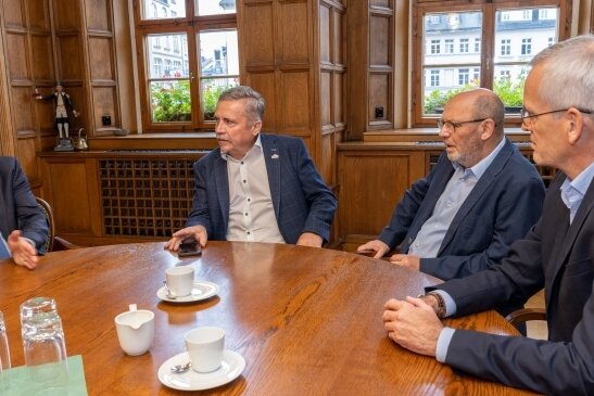 Hubert Aiwanger, Rolf Schmidt, Andreas Schmiedel und Thomas Weidinger (v. l.) in der Kreisstadt beim Gedankenaustausch. 