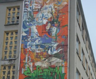 Freie Wand für Lauterer Mosaik gesucht - Das Wandbild an den ehemaligen Schwerter-Emaillierwerk Lauter wird im Depot des Industriemuseums Chemnitz aufbewahrt. 