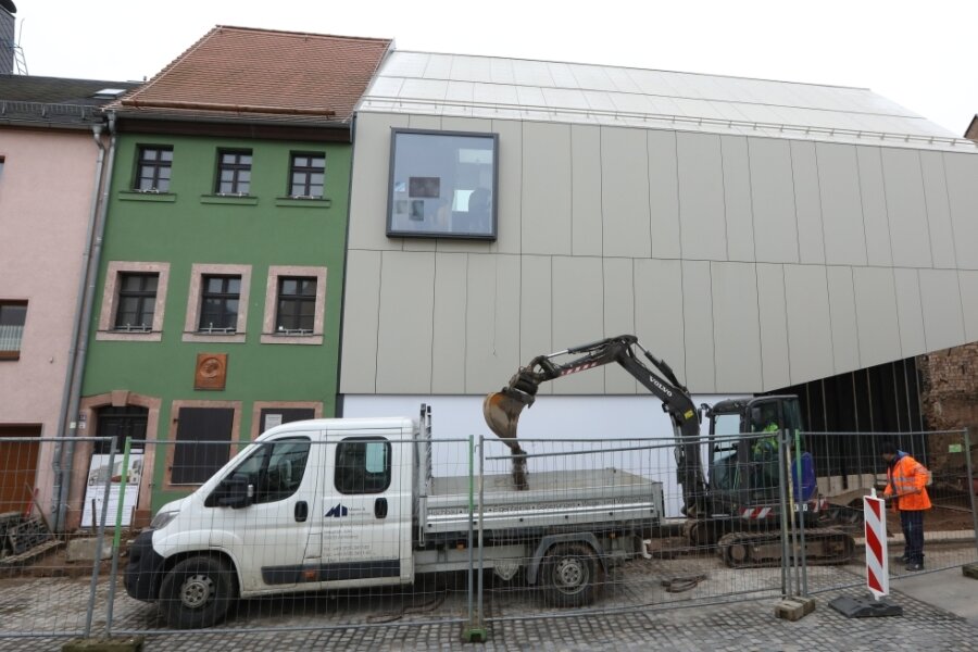 Freier Blick auf frische Fassade - Der Anbau neben dem sanierten grünen Karl-May-Geburtshaus dient unter anderem als Depot für Ausstellungsstücke.