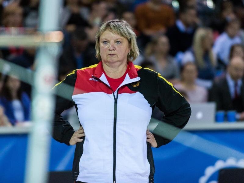 Dabei bittet die seit zwei Monaten suspendierte Trainerin der Olympia-Dritten Sophie Scheder um Unterstützung bei Zypries, um Einsichtnahme in den Untersuchungsbericht zu erhalten.