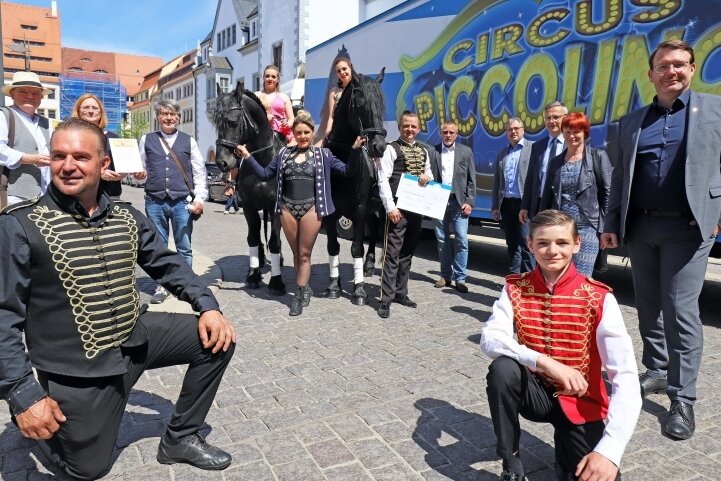 Freikarten für Kinder als Dankeschön - Oberbürgermeister Sven Krüger (r.), Vertreter der städtischen Unternehmen, Mitglieder des Freundeskreises und die Zirkusfamilien freuen sich gemeinsam über die Hilfe.
