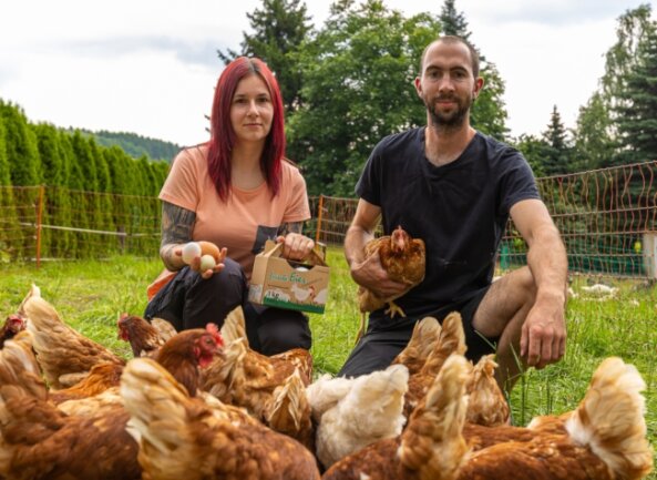 Sandra Werner und Markus Pestel haben sich auf ihrem Zeidelweider Hof auf Geflügelhaltung spezialisiert. Inzwischen gibt es die Eier nicht nur für Verwandte und Bekannte, sondern für Jedermann in der Buswarte in Rodewisch zu kaufen. Auch regionale Gaststätten gehören zu ihren Abnehmern. 
