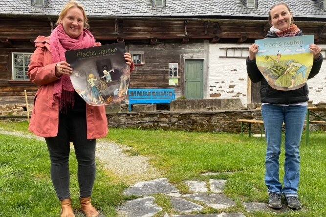 Freilichtmuseen setzen auf Kinder - Franziska Waldmann (links) und Romy Bach präsentieren im Freilichtmuseum Landwüst Tafeln für die Bilderserie, die anschaulich zeigt, wie früher aus Flachs mühevoll textile Linnen gemacht wurden. 