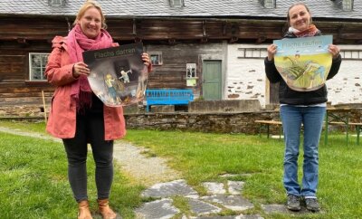 Freilichtmuseen setzen auf Kinder - Franziska Waldmann (links) und Romy Bach präsentieren im Freilichtmuseum Landwüst Tafeln für die Bilderserie, die anschaulich zeigt, wie früher aus Flachs mühevoll textile Linnen gemacht wurden. 