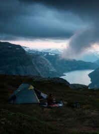 Freiluftleben - Nach einer langen Wanderung einfach das Zelt in freier Natur aufschlagen - geht heutzutage nicht überall, hier an der Trolltunga, einem Felsvorsprung in Norwegen, aber schon. 