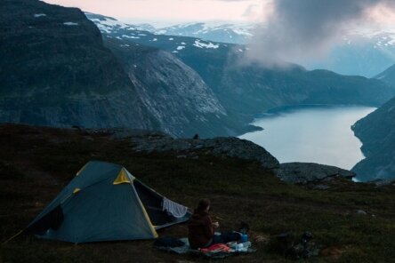 Freiluftleben - Nach einer langen Wanderung einfach das Zelt in freier Natur aufschlagen - geht heutzutage nicht überall, hier an der Trolltunga, einem Felsvorsprung in Norwegen, aber schon. 