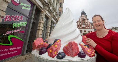 Freisitz-Gebühren sinken in Plauen - Wirte reagieren überrascht - Tina Eltermann vor dem Eiscafé "Frozen Yogurt" am Altmarkt: Die Stadtverwaltung will die Gebühren für die Außengastronomie reduzieren - zur Freude der Wirte und Café-Betreiber. 
