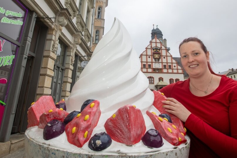 Freisitz-Gebühren sinken in Plauen - Wirte reagieren überrascht - Tina Eltermann vor dem Eiscafé "Frozen Yogurt" am Altmarkt: Die Stadtverwaltung will die Gebühren für die Außengastronomie reduzieren - zur Freude der Wirte und Café-Betreiber. 