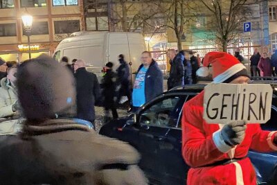 Freispruch für rechtes Stadtratsmitglied aus Zwickau - Anti-Corona-Demo in Zwickau mit Weihnachtsmann am 6. Dezember 2021: Es gab 30 Anzeigen.