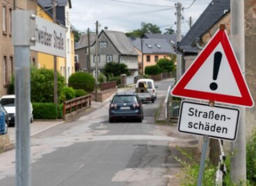 Freistaat baut nur an zwei Staatsstraßen - Die Mittweidaer Straße in Wiederau, die S 247, befindet sich in einem schlechten Zustand. Doch mit dem Ausbau dauert es noch. 