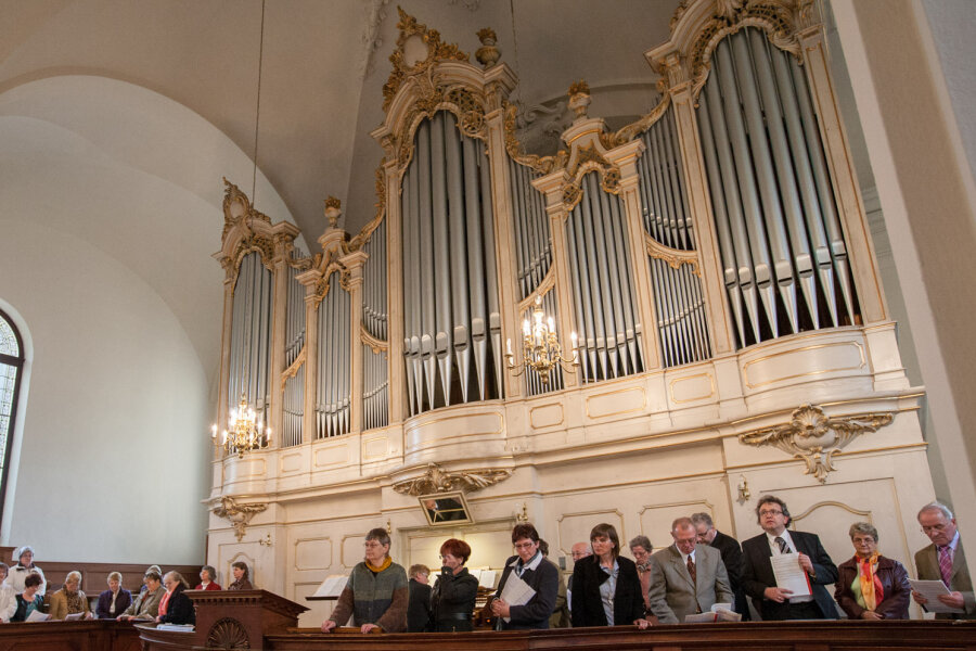 Freistaat gibt  800.000 Euro für europaweit einmalige Orgelinstallation "360° Klangwelt" in Augustusburg - Die Orgel in der Stadtkirche von Augustusburg wird zum Kern einer organistischen Bespielung des Gotteshauses aus allen Richtungen. Hier ein Bild von der Weihe des frisch sanierten Instruments im Oktober 2013. 