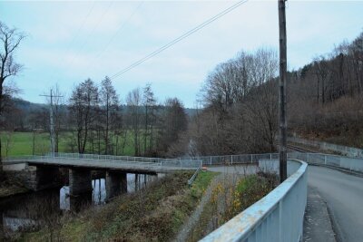 Freistaat kürzt Förderung: Elsterberg muss großes Bauprojekt überdenken - Links die zu erneuernde Elster-Brücke, Noßwitzbrücke genannt. Über einen kurzen Straßenabschnitt geht es rechts auf die Brücke über die Bahn, die ebenfalls ein Sanierungsfall ist. Ein Gesamtprojekt wäre sinnvoll.