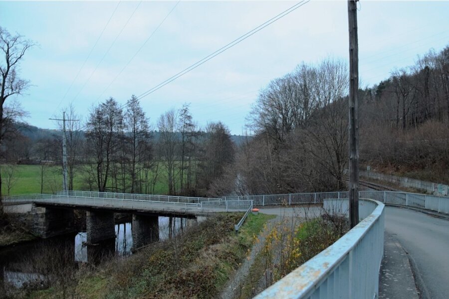 Links die zu erneuernde Elster-Brücke, Noßwitzbrücke genannt. Über einen kurzen Straßenabschnitt geht es rechts auf die Brücke über die Bahn, die ebenfalls ein Sanierungsfall ist. Ein Gesamtprojekt wäre sinnvoll.