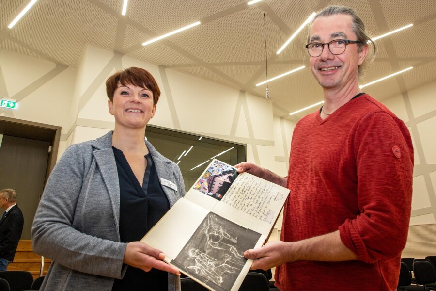 Freistaat macht Frankenberg Weihnachtsgeschenk - Zur Eröffnung im März gratulierte Rolf Büttner von der Kunstschule Oederan JKS-Leiterin Uta Berthold.