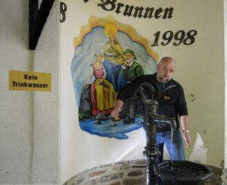 Fünf Jahrhunderte lang galt der "Gute Brunnen" zwischen Zwönitz und Affalter als Heilquelle. Wasser führt sie immer noch, wie Willi Kreutel mit seinem Pumpen beweist, aber trinken kann man es nicht mehr. 