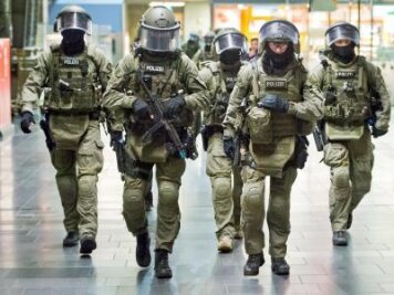 Beamte der Eliteeinheit GSG 9 der Bundespolizei während einer Übung auf dem Hauptbahnhof in Frankfurt am Main.