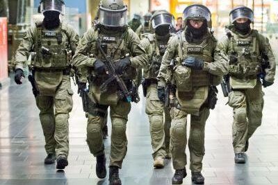 Beamte der Eliteeinheit GSG 9 der Bundespolizei während einer Übung auf dem Hauptbahnhof in Frankfurt am Main.