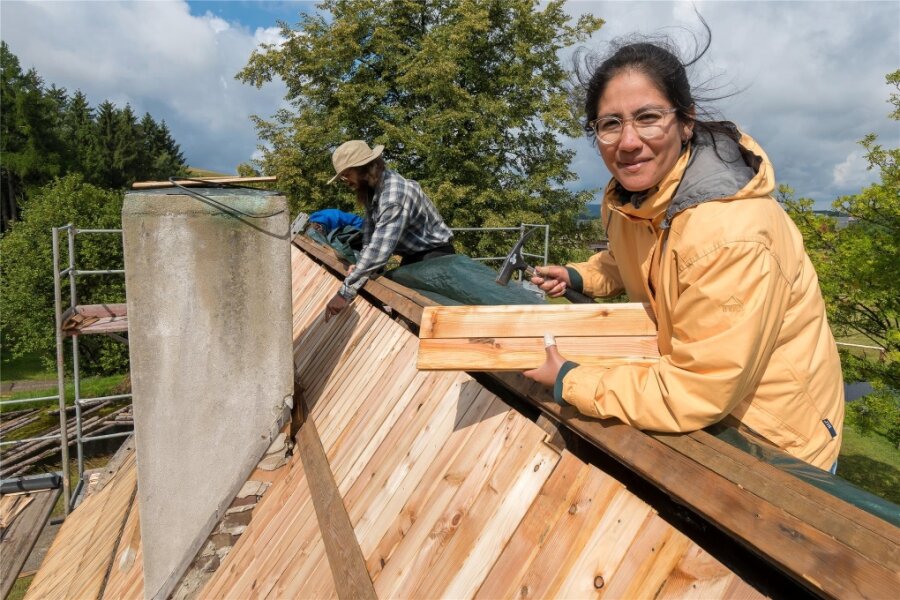 Freiwillige aus aller Welt packen im Freilichtmusem Seiffen an - Bei ihrem zweiten Aufenthalt im Erzgebirge half die Chilenin Valentina Astudillo in Seiffen beim Dachdecken.