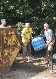 Freiwillige beräumen illegale Reifendeponie - Die Naturschützer beim Müllwegräumen. 