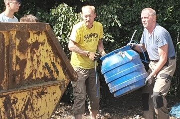 Freiwillige beräumen illegale Reifendeponie - Die Naturschützer beim Müllwegräumen. 