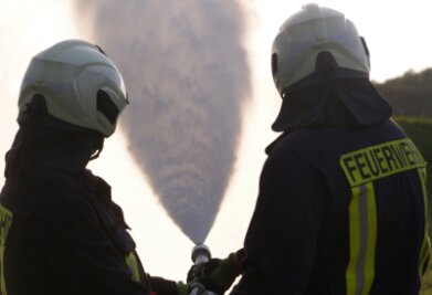 Freiwillige Feuerwehrleute: Immer auf Abruf für wenige Euro - Feuerwehrleute sind engagierte Helfer in vielen Notsituationen. 