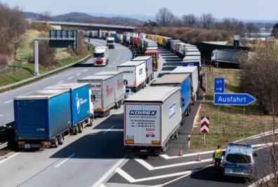 Freiwillige und Bundeswehr helfen bei Stau-Chaos auf A4 - Die A4 am Mittwoch. Grund für die Verkehrsprobleme sind Kontrollen an der polnischen Grenze wegen der Corona-Pandemie. 