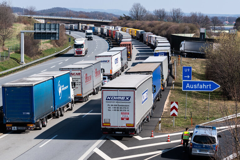 Freiwillige und Bundeswehr helfen bei Stau-Chaos auf A4 - Die A4 am Mittwoch. Grund für die Verkehrsprobleme sind Kontrollen an der polnischen Grenze wegen der Corona-Pandemie. 