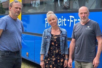 Klaus Mende (l.), Chef des Freizeitzentrums Mittweida freut sich, dass er eine neue Besatzung für den Freizeit-Franz gefunden hat. Silke Hermer betreut die Kinder und Thomas Kluge (r.) fährt den Bus.
