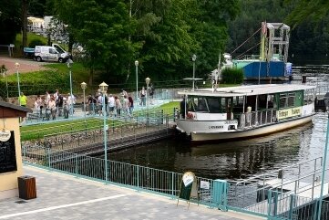 Freizeiteinrichtungen an der Talsperre Kriebstein erleben Besucheransturm - Nahe der neuen Uferpromenade im Hafen der Talsperre legen auch die Fähren ab.